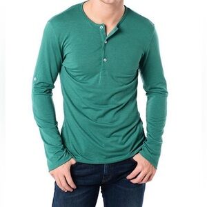 Mizzen+Main in Acoma Performance Henley green adjustable sleeves
